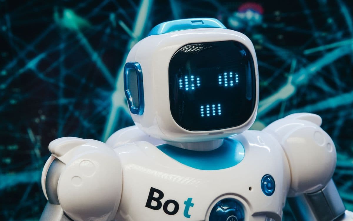 Ein kleiner Assistenzroboter vor einem Netzwerk